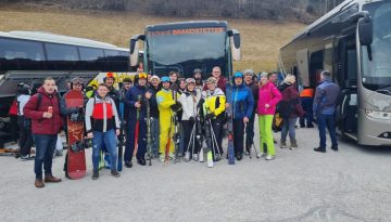 Strahlender Sonnenschein und Hüttengaudi: Der Öllinger-Firmenskitag