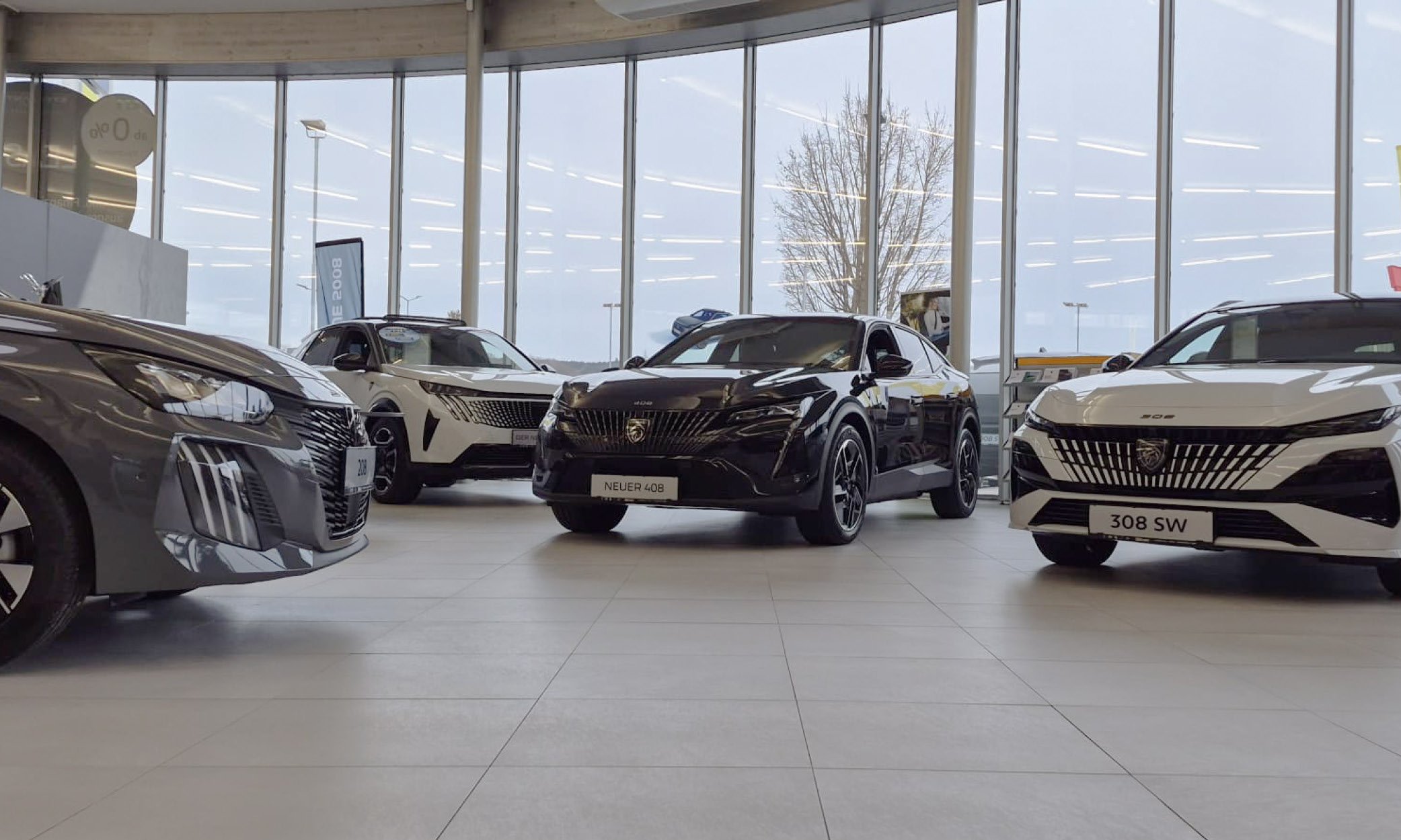 Peugeot Neuwagen im Schauraum des Autohaus Öllinger in Amstetten