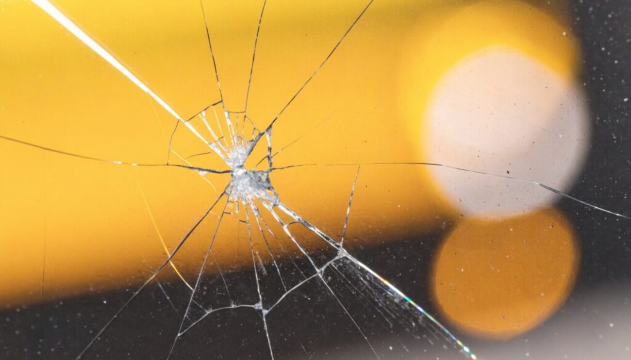 Steinschlag mit feinem Riss in Glas, Symbol für Windschutzscheibenreparatur