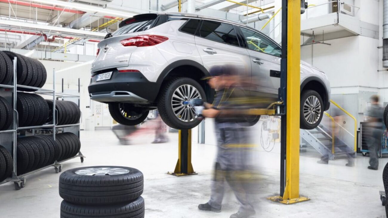 Autowerkstatt Amstetten: Auto auf der Hebebühne beim Reifenwechsel in der Werkstatt