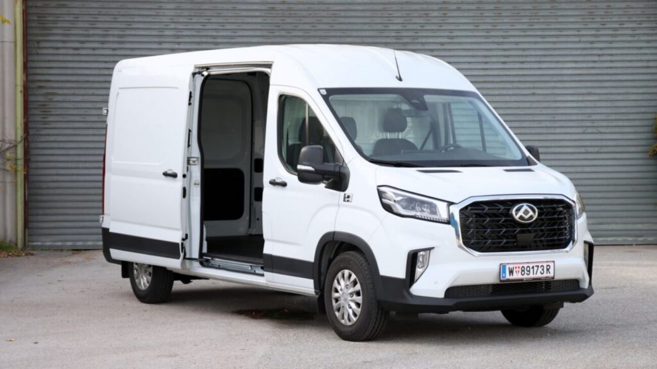 Maxus Transporter Deliver 9 als weißer Kastenwagen mit geöffneter Schiebetür