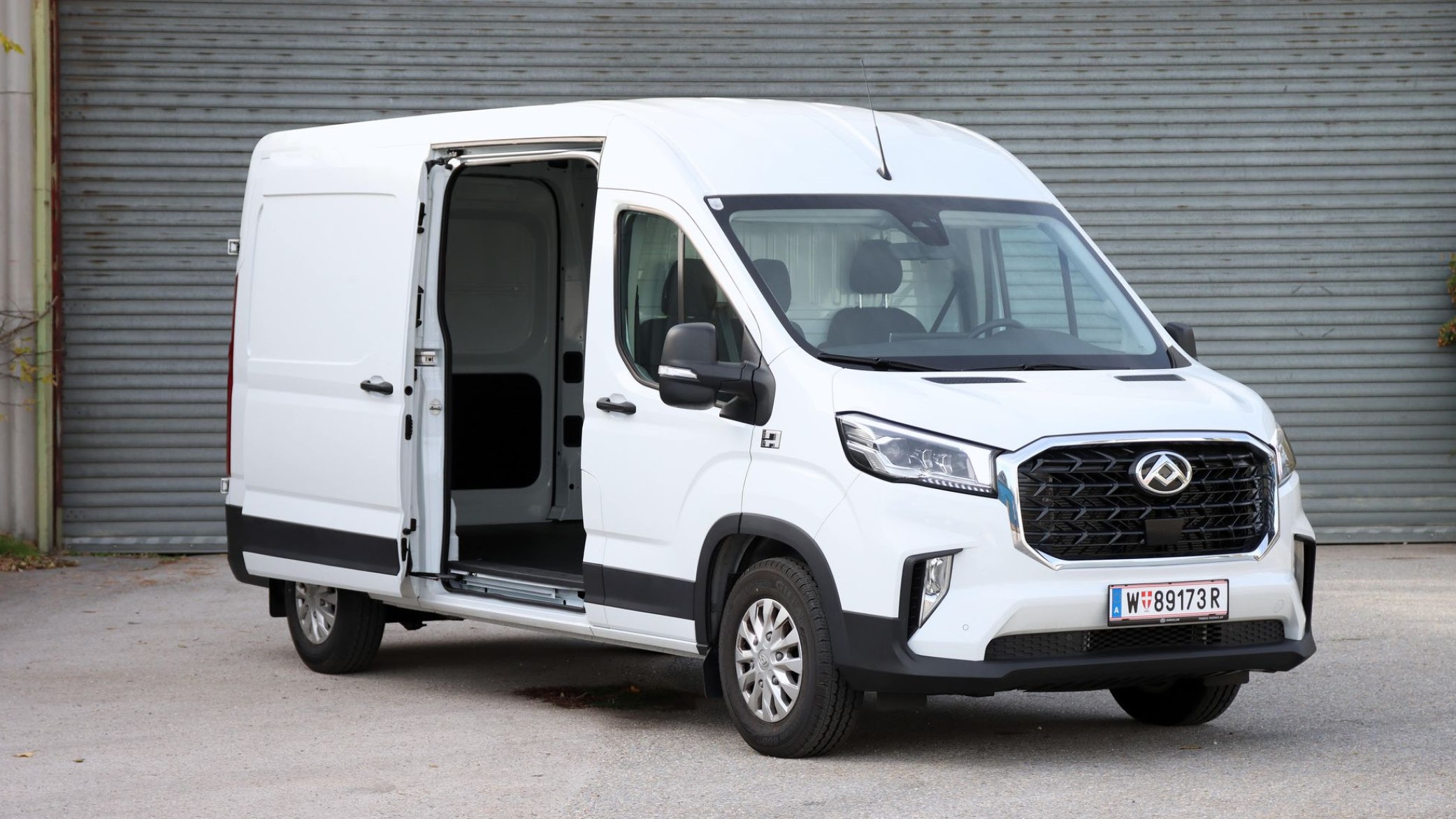 Maxus Transporter Deliver 9 als weißer Kastenwagen mit geöffneter Schiebetür