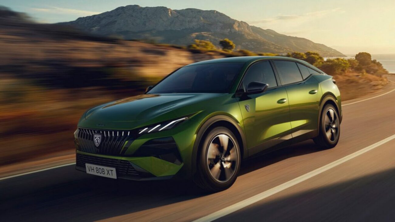 Peugeot 408 auf einer Landstraße – Peugeot Händler und Werkstatt im Mostviertel